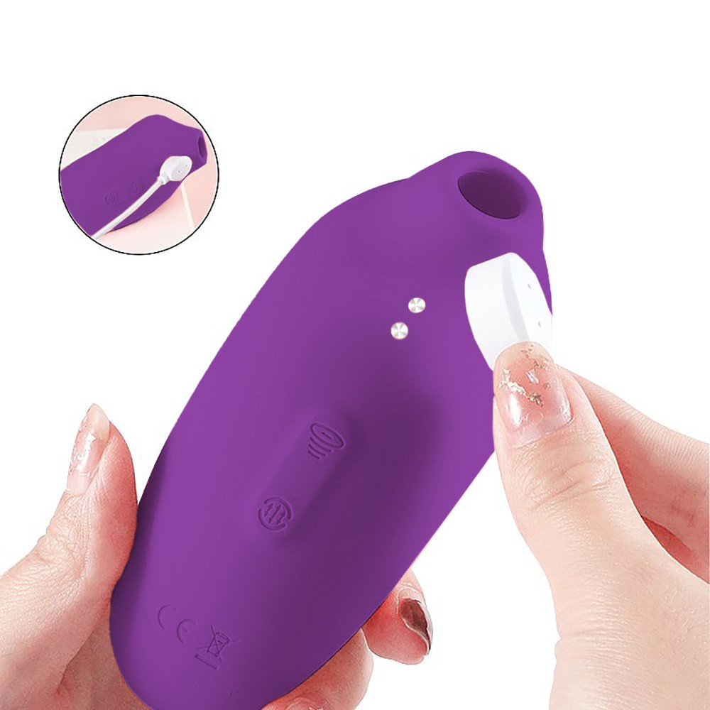Vibrador duplo sugador de clit�ris e vibrador ponto G roxo, mostrando a porta de carregamento USB e o silicone macio