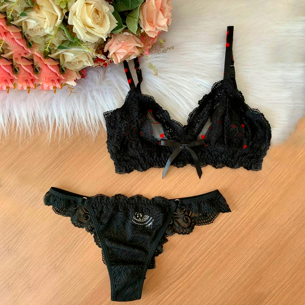 Conjunto Laila Preto em detalhes, exibido sobre fundo com pele e flores. Renda e cora��es vis�veis