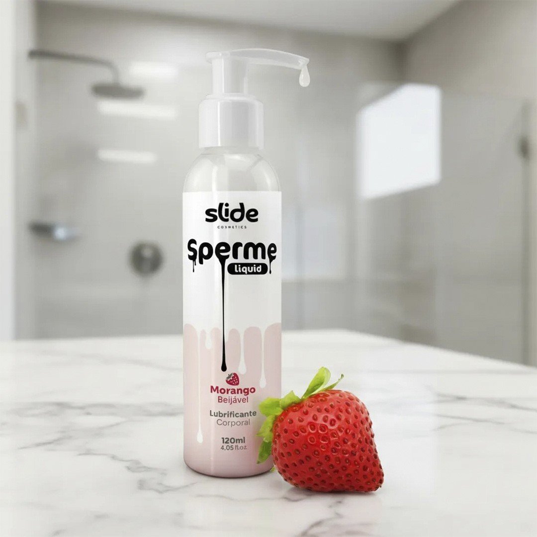 Lubrificante S�men Morango 120ml da Slide Cosmetics em bancada, com morango ao lado. Fundo de banheiro com chuveiro.