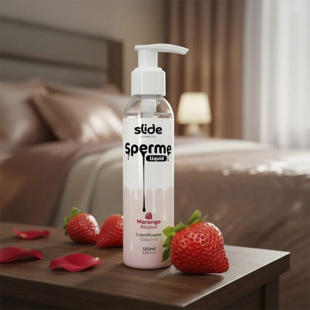 Lubrificante S�men Morango 120ml da Slide Cosmetics em bancada, com morangos e p�talas de rosa. Fundo de quarto de casal.