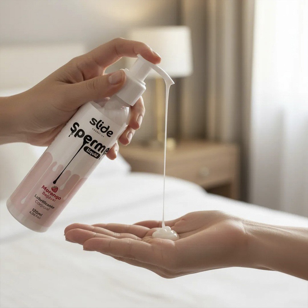 Frasco do Lubrificante S�men Morango 120ml da Slide Cosmetics em fundo branco, com morango e p�talas.