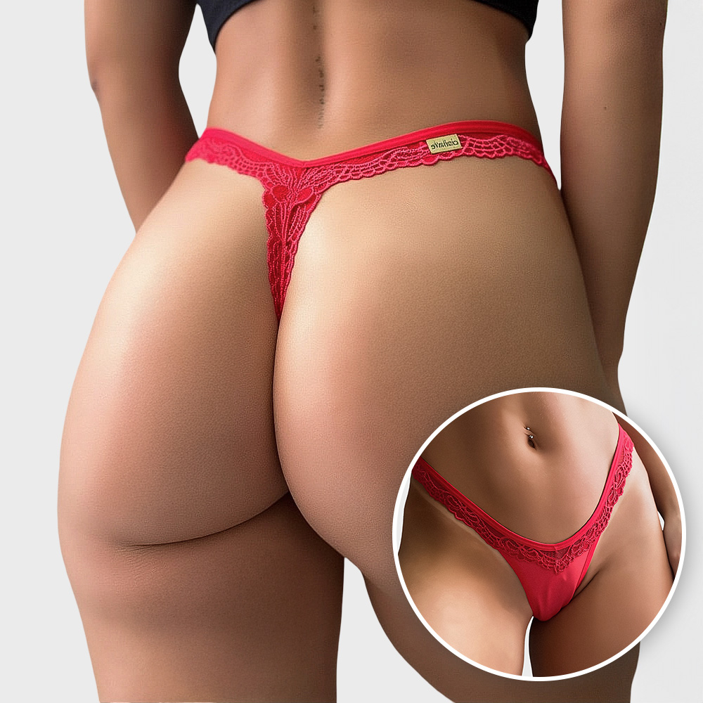 Calcinha String Fio Dental Vermelha | Vista de corpo inteiro da modelo usando a calcinha, enfatizando o caimento e a sensualidade