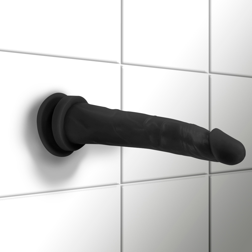 P�nis de Borracha Jueves com Ventosa 19 x 4,5cm Preto em composi��o completa destacando tamanho, propor��o e design do acess�rio �ntimo, cor preta
