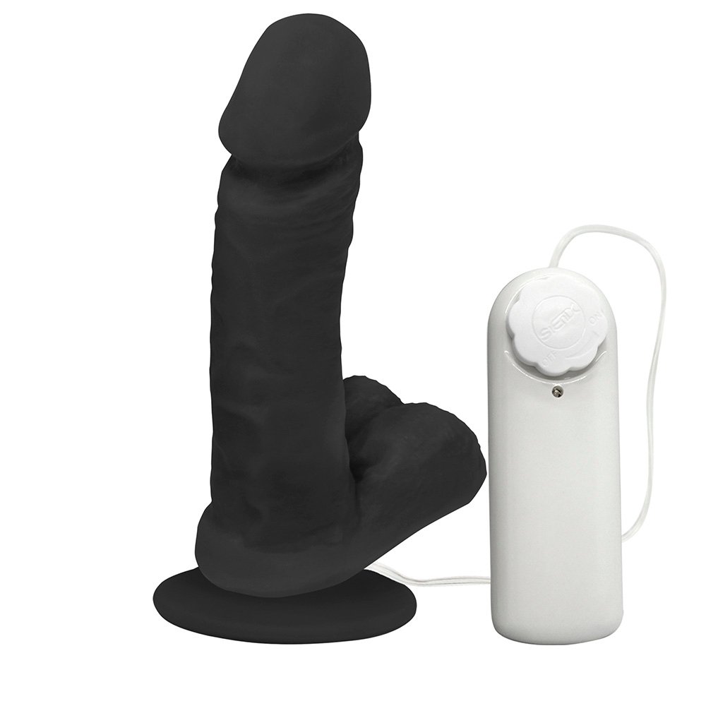 P�nis de Borracha Ares com escroto, vibrador e ventosa na cor preta, em vista lateral, com o controle com fio ao lado.