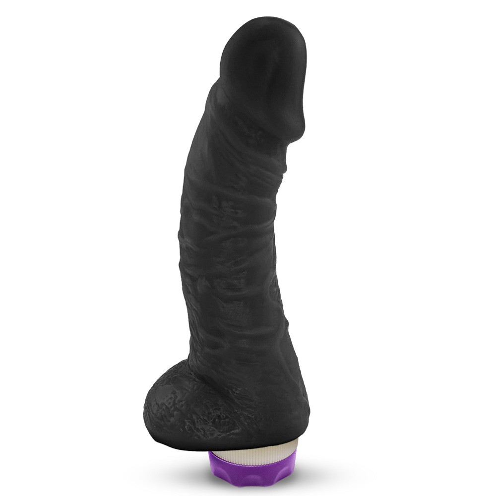 P�nis de Borracha Hades com Escroto e Vibrador 16 x 4cm Preto em vista lateral oposta detalhando a textura do material