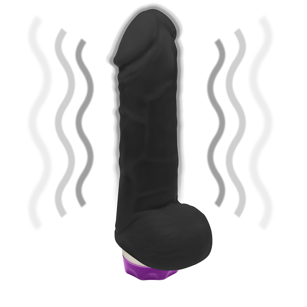 P�nis com Escroto e Vibro Hefesto 17 x 4cm Preto em vista frontal lateral, mostrando o p�nis com o escroto e a parte vibrat�ria inferior na cor roxa, pronto para uso.