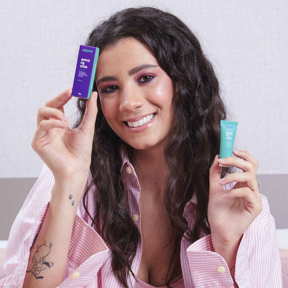 Gel Vibrador L�quido Beij�vel Amoracita sabor Amora Intensa 10ml em um fundo claro, mostrando o tubo do gel e a embalagem em destaque.