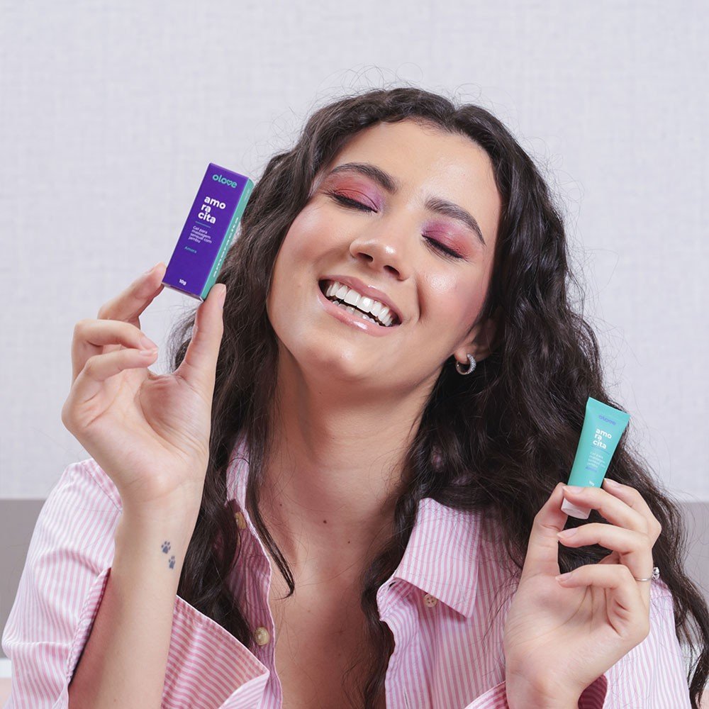 O Gel Vibrador L�quido Beij�vel Amoracita sabor Amora Intensa 10ml com informa��es de seguran�a e uso, evidenciando aspectos da embalagem.