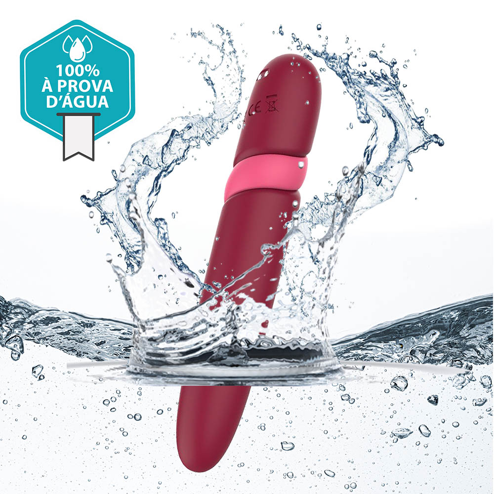 Vibrador Personal Recarreg�vel em Silicone com 10 Vibra��es Slim Vinho - Em uso, simulando a prova d'agua, com respingos de agua