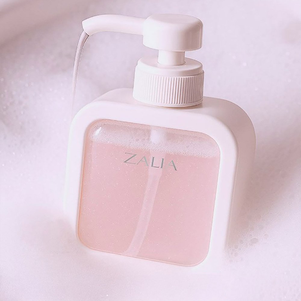 Sabonete Corporal L�quido Luxo Glow Zalia - Frasco em ambiente de banho com espuma suave e brilho sutil
