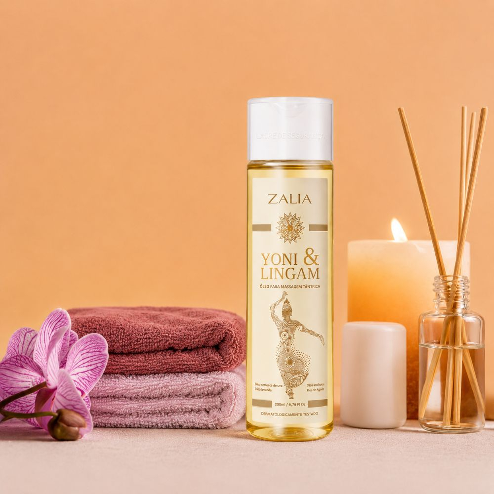 �leo para Massagem T�ntrica Zalia Yoni & Lingam 200ml, ambientado com velas, incenso e toalhas, criando uma atmosfera relaxante e sensual