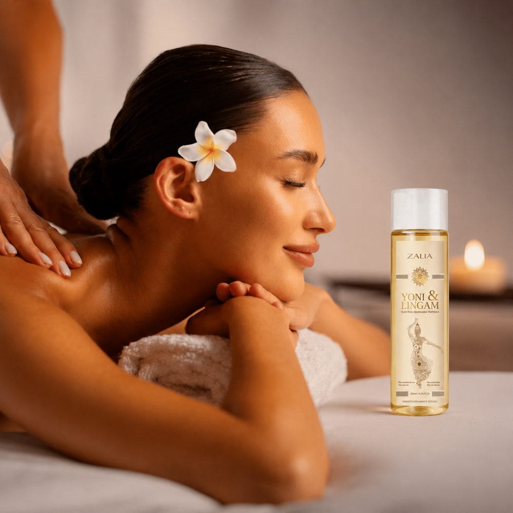 Pessoa recebendo massagem nas costas com o �leo para Massagem T�ntrica Zalia Yoni & Lingam, com frasco em primeiro plano
