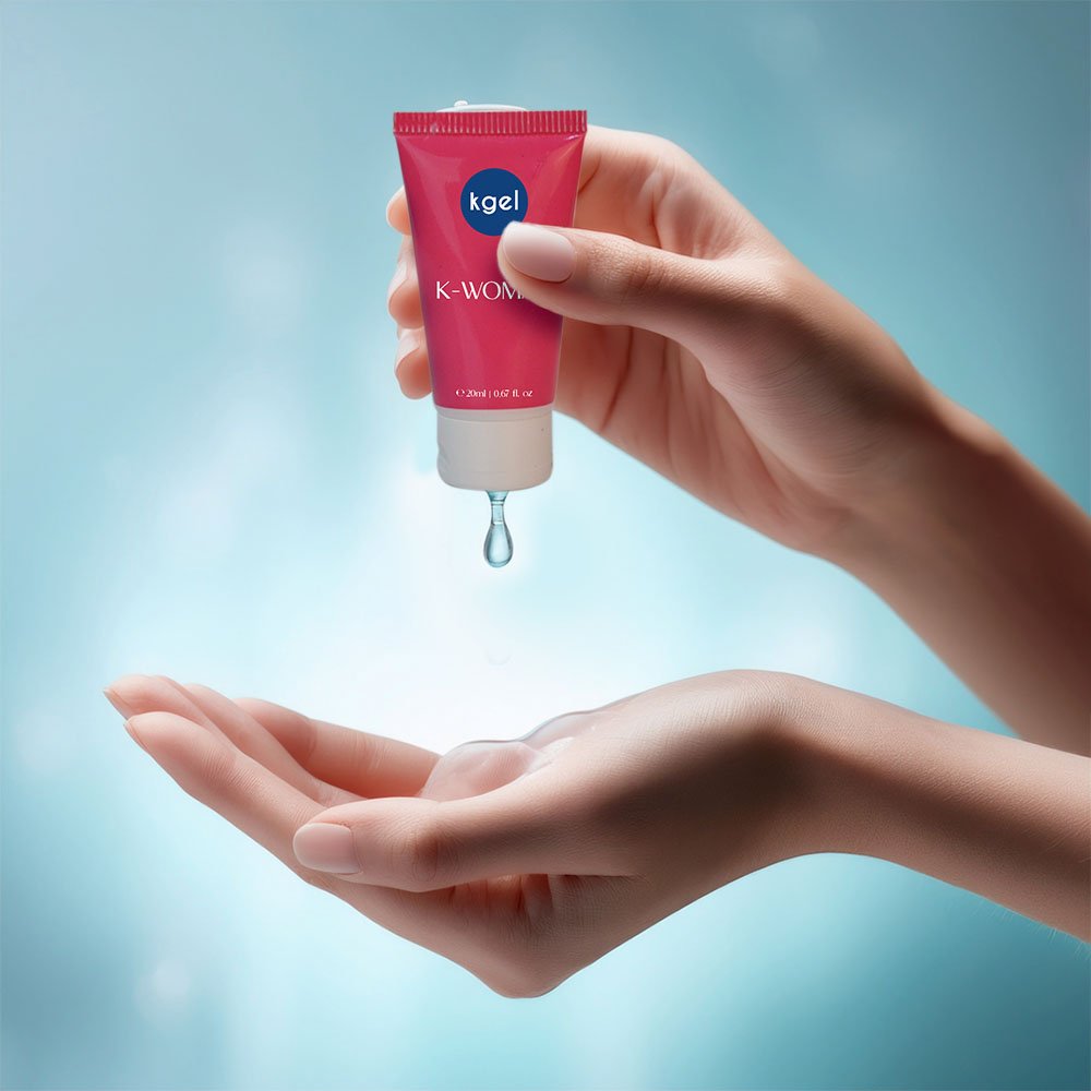 M�os aplicando o Gel Excitante K-Woman, com uma gota do produto caindo na palma da m�o