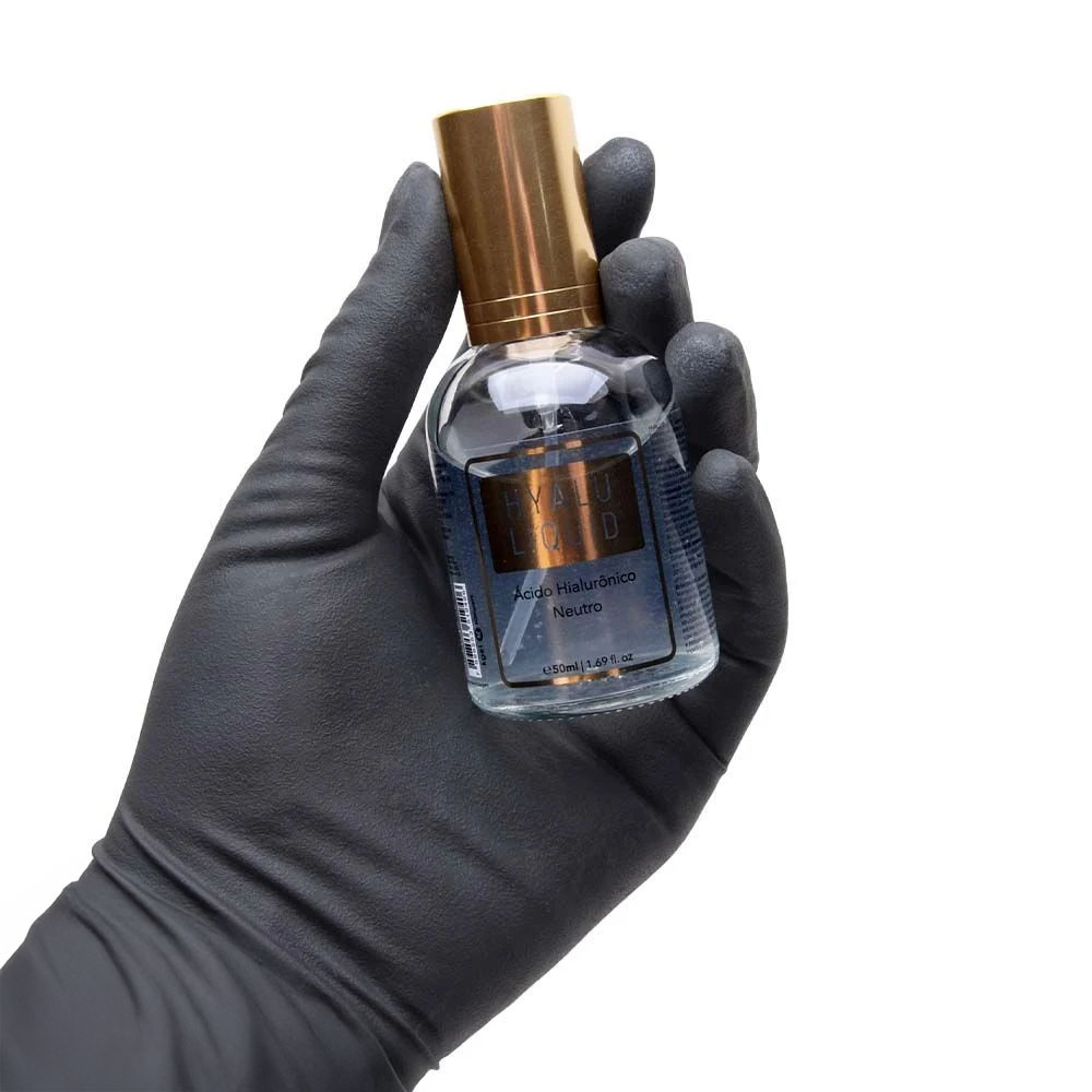 M�o enluvada segurando o frasco do Gel Hidratante Hyalu Liquid Neutro 50ml, destacando o tamanho compacto do produto.