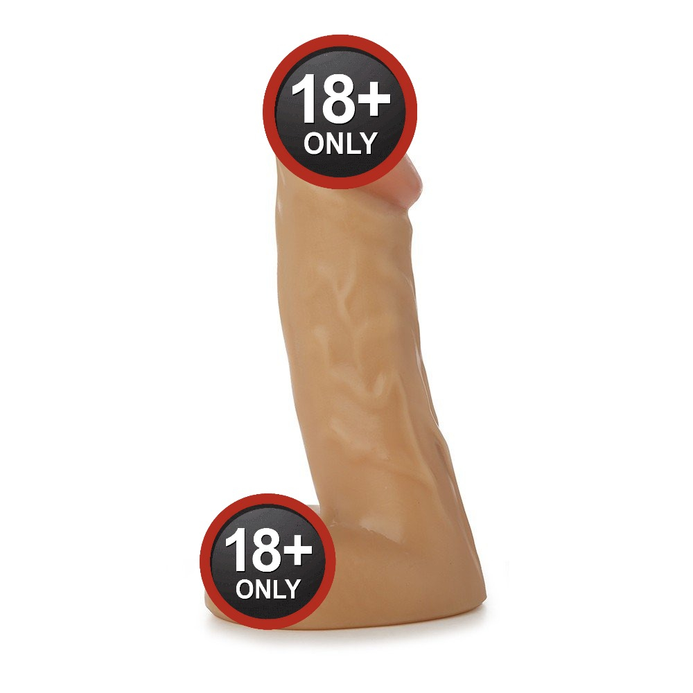 P�nis Gigante e Grosso Flex�vel com Escroto Dilatado 28 x 8,2cm Bege - Vista lateral do dildo com a base do escroto, demonstrando o perfil e a grossura.