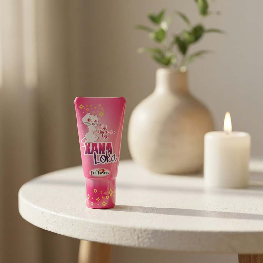 Gel Excitante Feminino Xana Loka 15g em uma mesa lateral com um vaso e uma vela acesa ao fundo, criando um ambiente aconchegante