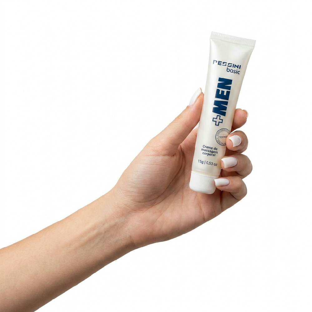 M�o de mulher com unhas pintadas de branco segurando o tubo do Gel Excitante Masculino + MEN 15g, em fundo branco.
