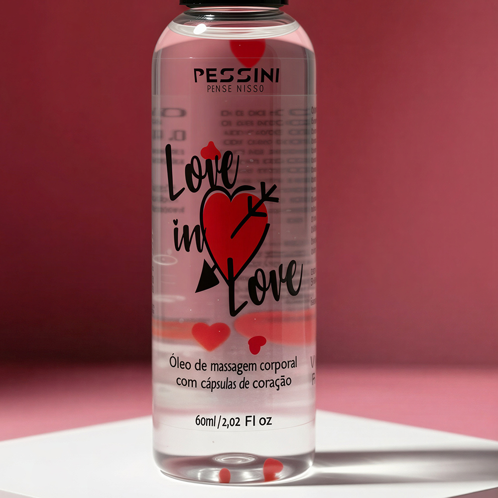 Frasco de �leo para Massagem Love In Love em ambiente rom�ntico, com fundo cor-de-rosa, luzes difusas e cora��es