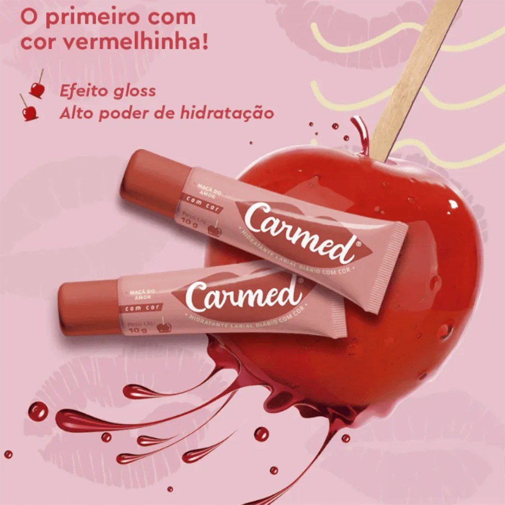 Duas unidades do Carmed Ma�� do Amor com Cor sobre uma imagem de ma�a do amor, destacando o efeito gloss.
