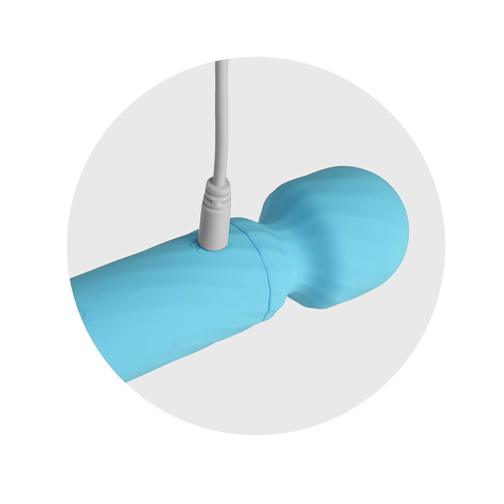 Detalhe do Massageador Er�tico Dengo Azul com cabo de carregamento USB conectado
