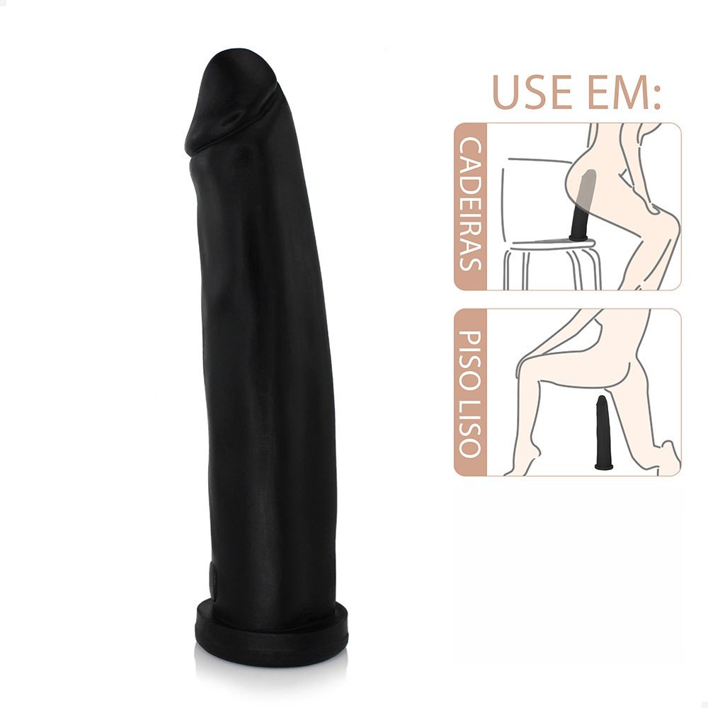 P�nis Gigante e Grosso Flex�vel Fabuloso ao lado de uma ilustra��o de uso. Mostra como o dildo pode ser acoplado a uma cinta e utilizado para diferentes posi��es, tanto em cadeiras quanto no ch�o, ilustrando a versatilidade. A pe�a � 100% � prova d'�gua e flex�vel.