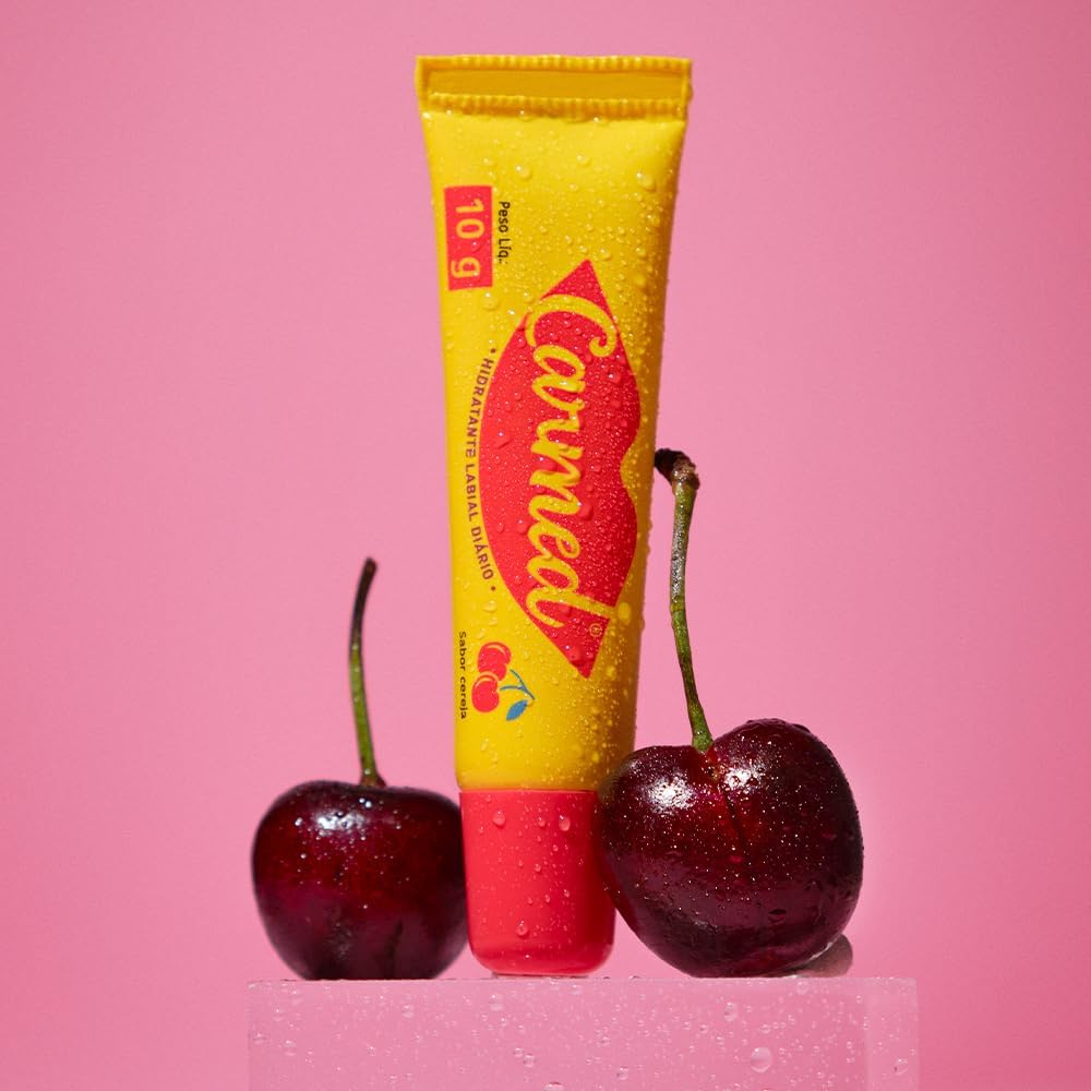 Carmed Incolor Aroma de Cereja 10g com duas cerejas frescas e gotas de �gua, destacando a embalagem amarela e a tampa vermelha