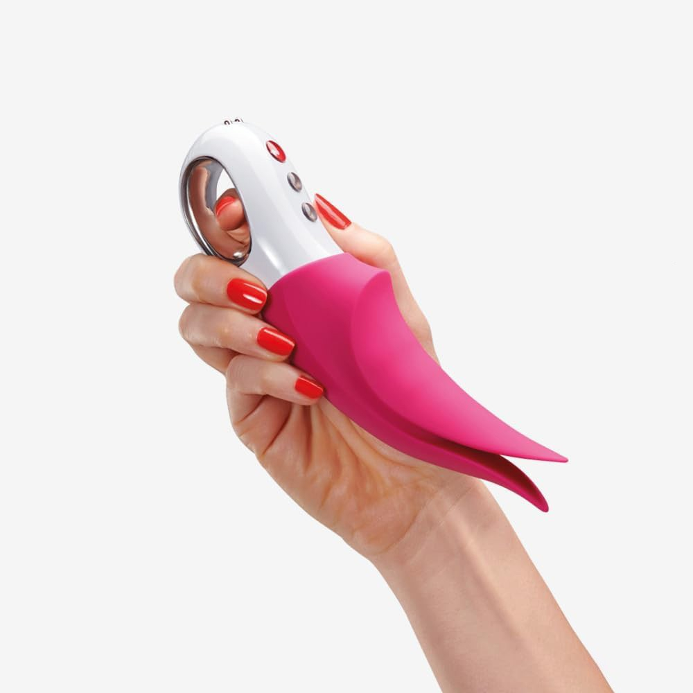 Vibrador Volta Pink sendo segurado por uma m�o, destacando o formato ergon�mico e os bot�es