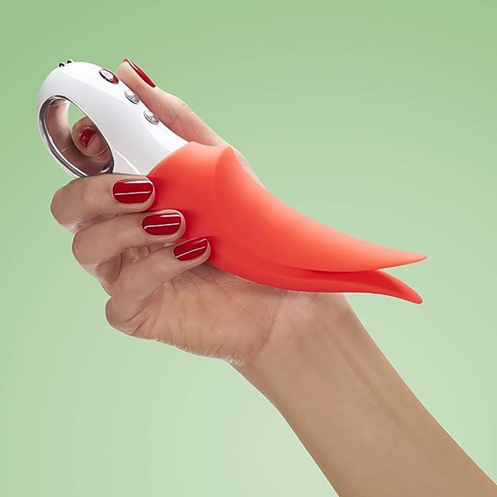 Vibrador para Clit�ris Volta Vermelho sendo segurado, mostrando ergonomia