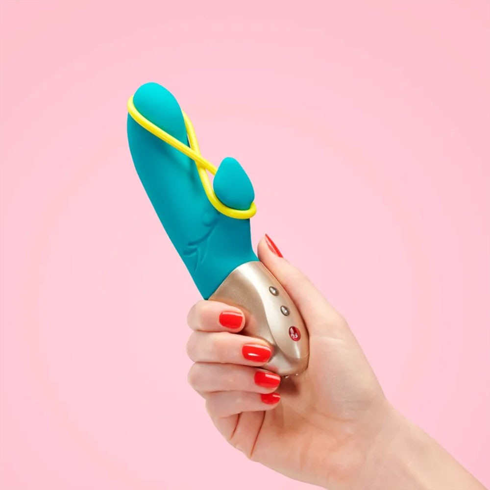 Amorino Azul sendo segurado por uma m�o feminina, destacando a cor vibrante e o conforto ergon�mico.