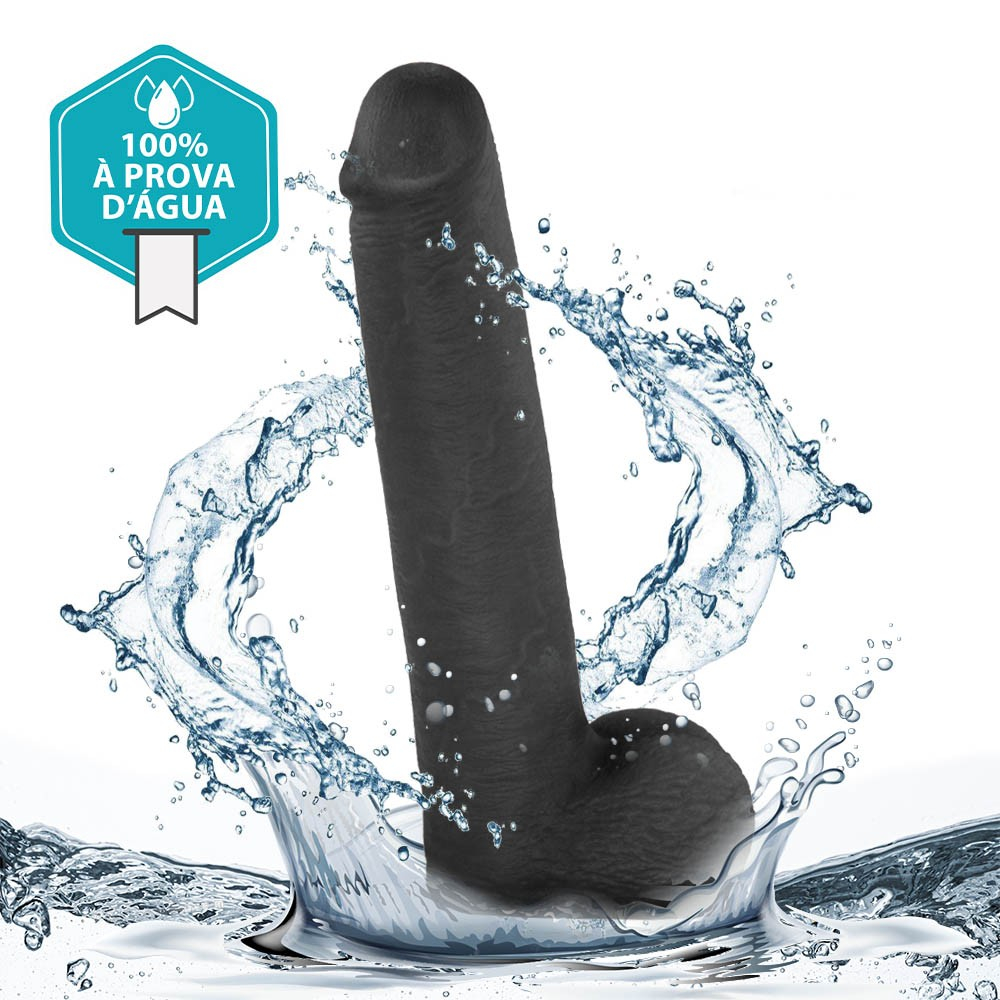 P�nis Real�stico com Escroto e Ventosa Mike, em PVC flex�vel preto, em detalhe, mostrando a textura e o formato do escroto e da haste
