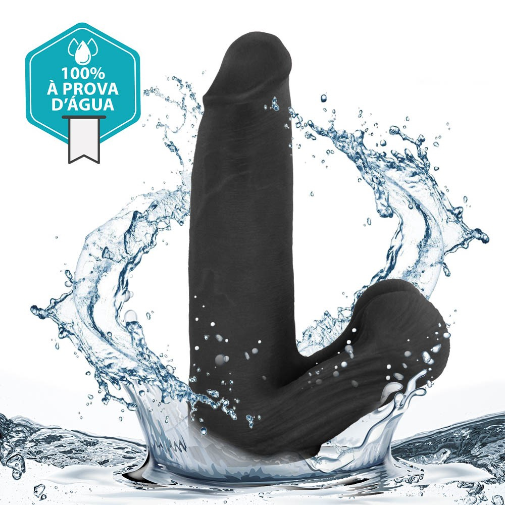P�nis Real�stico com Escroto Amamba - Dildo em PVC Flex�vel 20x4,5cm Preto | Imagem do dildo com a base para cinta, destacando sua versatilidade de uso.