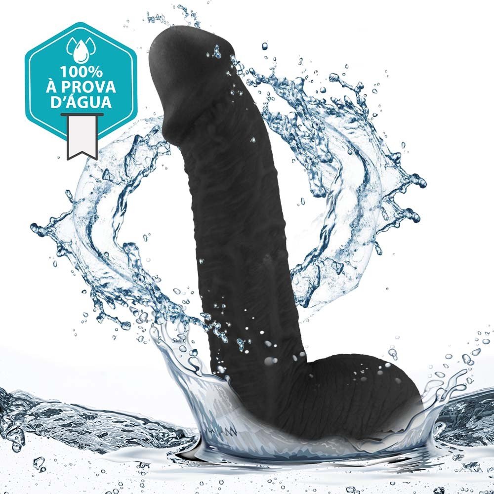 P�nis Real�stico com Escroto Sucuri - Dildo em PVC Flex�vel 27x6,5cm Preto em vista lateral, exibindo seu escroto e a curvatura do dildo.