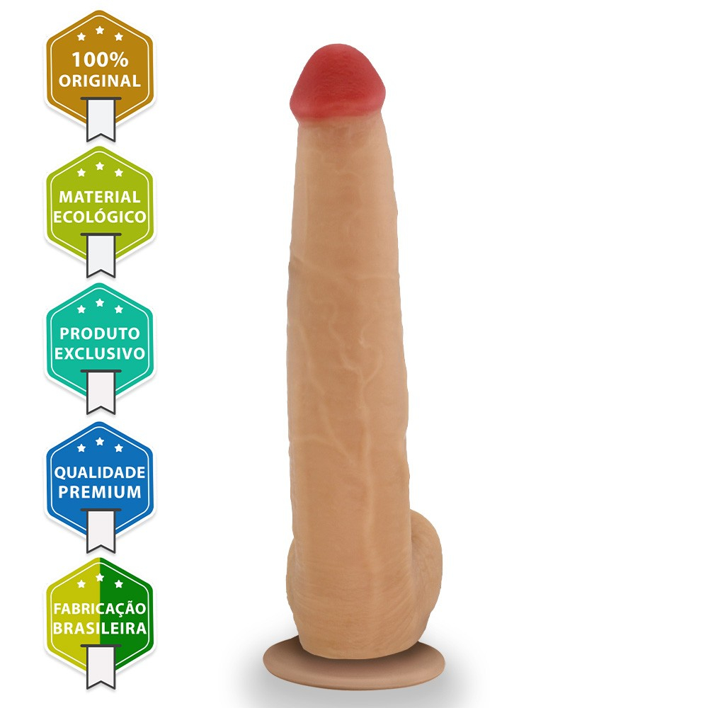 dildo jiboia cor bege com escroto, vista lateral, com selos de '100% original', 'material ecol�gico', 'produto exclusivo', 'qualidade premium' e 'fabrica��o brasileira'