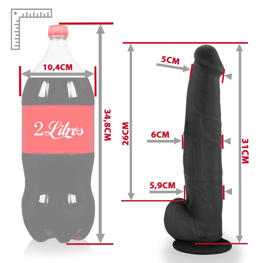 P�nis Real�stico com Escroto e Ventosa Jiboia - Dildo em PVC Flex�vel 31x6cm Preto em vista diagonal