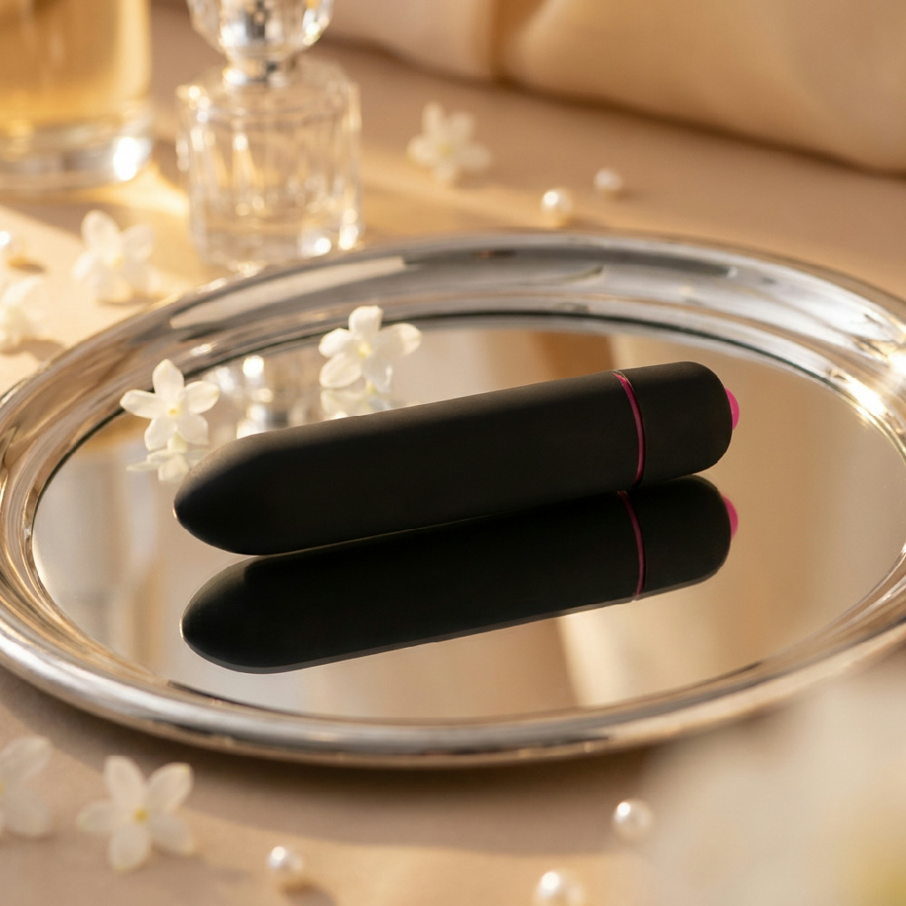 Vibrador Bullet Ogiva Mini Vibe � Prova de �gua Preto em um ambiente sensual com luz quente e detalhes de luxo