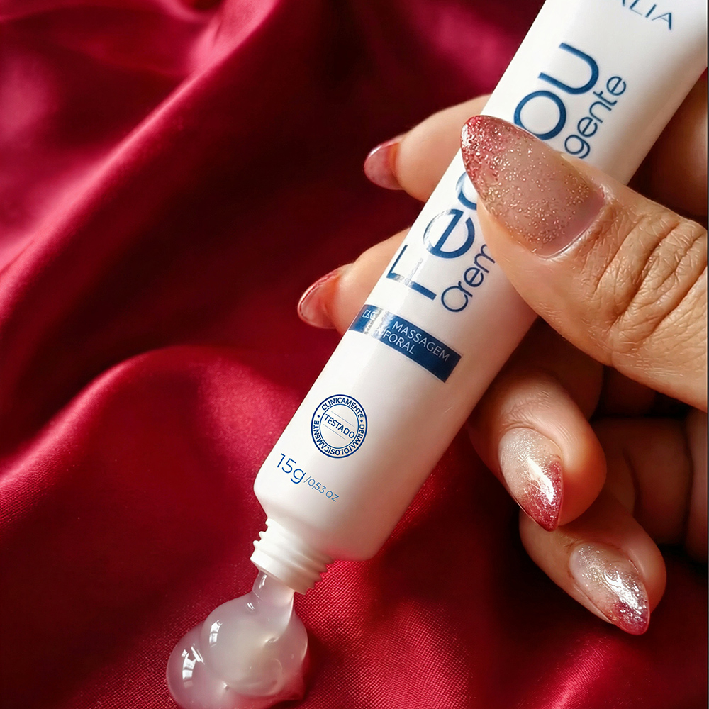 M�o feminina aplicando o Gel Adstringente Fechou sobre um tecido vermelho, destacando a cor e a textura do produto