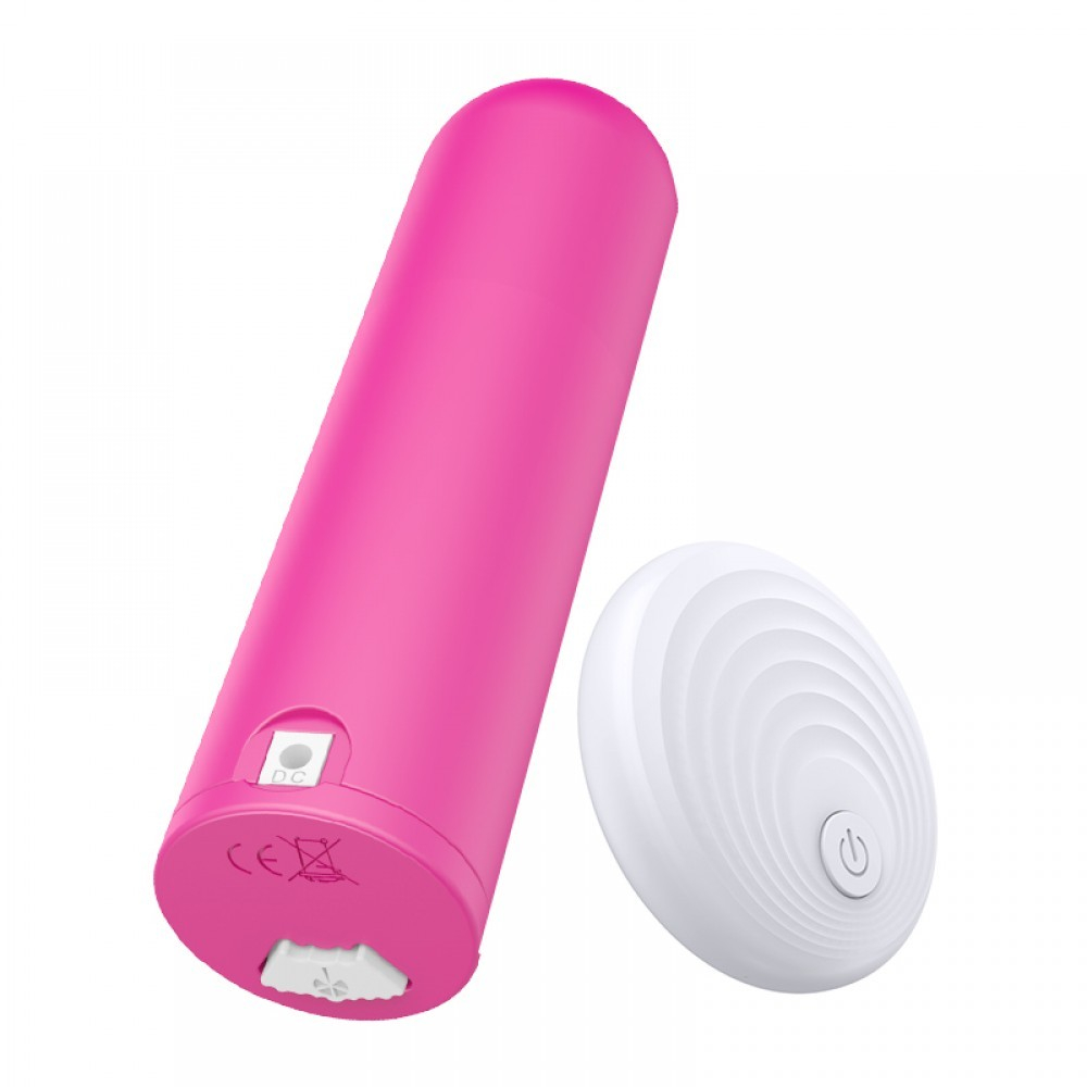 Vista inclinada do Vibrador Bullet em Silicone Rosa com o controle sem fio, destacando a entrada do carregador