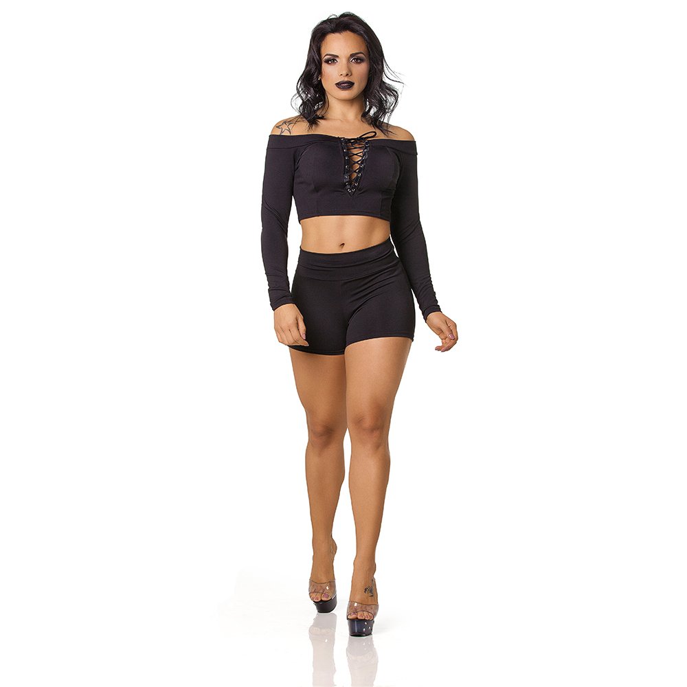 Conjunto Sensual Sexy em Suplex Poliamida com Cropped Tran�ado Preto - Modelo em pose provocante