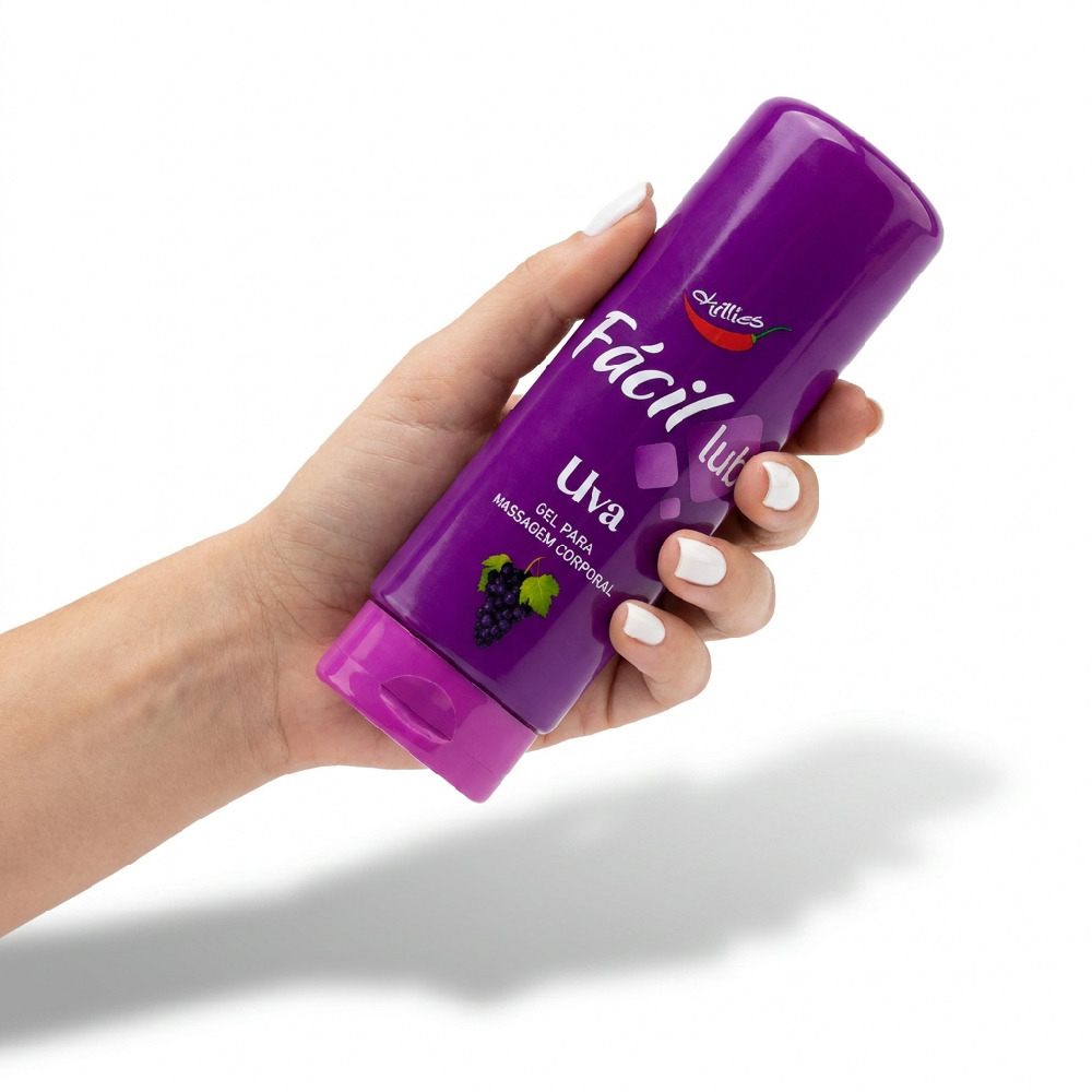 Frasco de Lubrificante F�cil Lub Sabor Uva 200g sendo segurado por uma m�o, demonstrando o tamanho real do produto