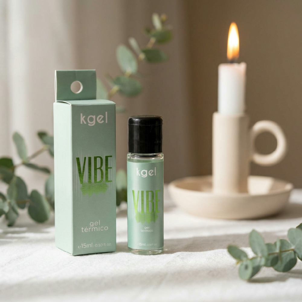 Gel Vibrador L�quido com Aquecimento Vibe Aroma de Ma�� Verde 15ml em cen�rio com vela acesa e folhagens