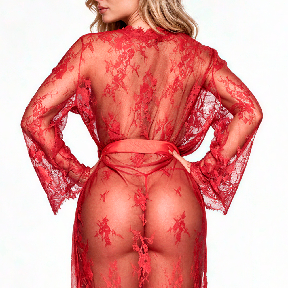 Modelo usando Robe Longo em Renda Delicada com Faixa para Amarra��o Vermelho, em vista traseira, mostrando a beleza da renda nas costas
