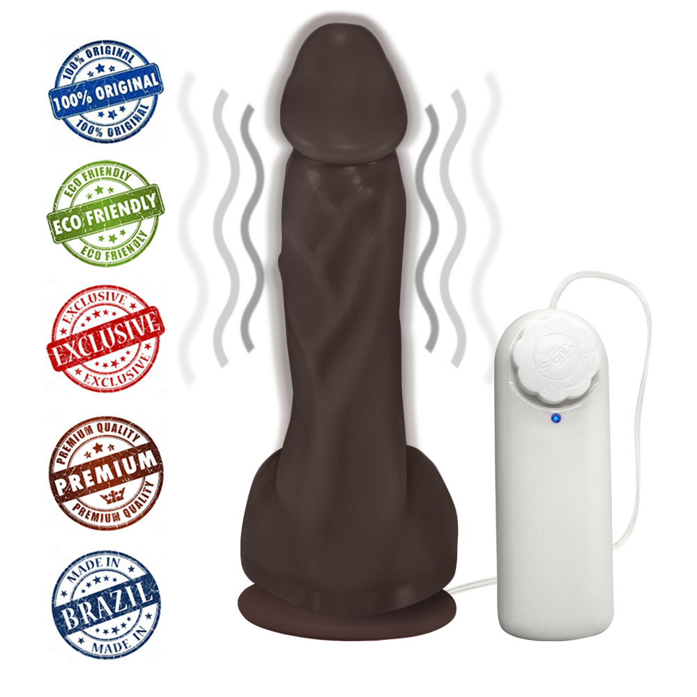 P�nis Real�stico em PVC Flex�vel Heart com Vibrador e Ventosa 19,5 x 4,5cm Marrom em vista diagonal superior, exibindo a textura do PVC e os detalhes da cabe�a do p�nis, com o controle com fio.