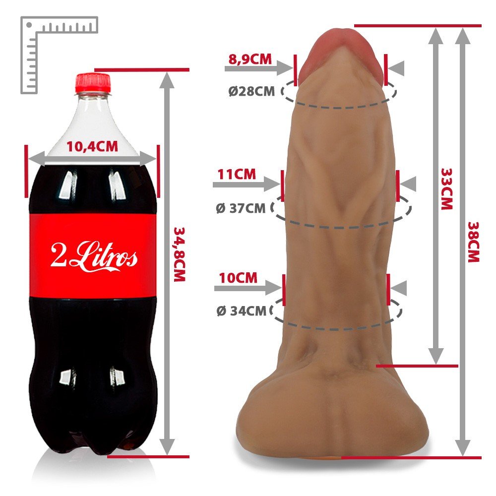 P�nis Gigante e Grosso Flex�vel com Escroto e Ventosa Corajoso Bege, vis�o geral completa do dildo destacando seu realismo, tamanho e material flex�vel