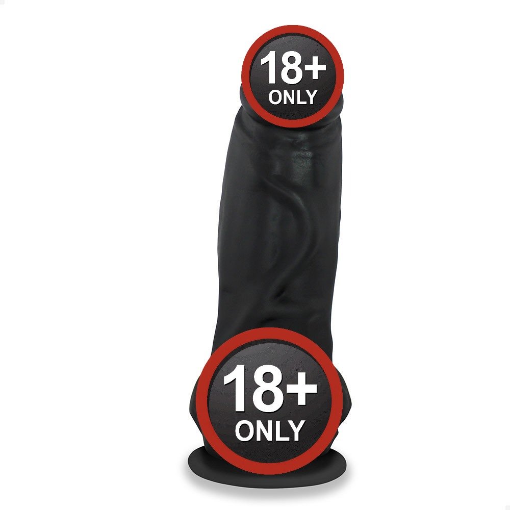 P�nis Gigante e Grosso Flex�vel com Escroto e Ventosa Corajoso 38 x 11,5cm Preto, em vista frontal, mostrando seu comprimento e a largura colossal, com a base da ventosa vis�vel.