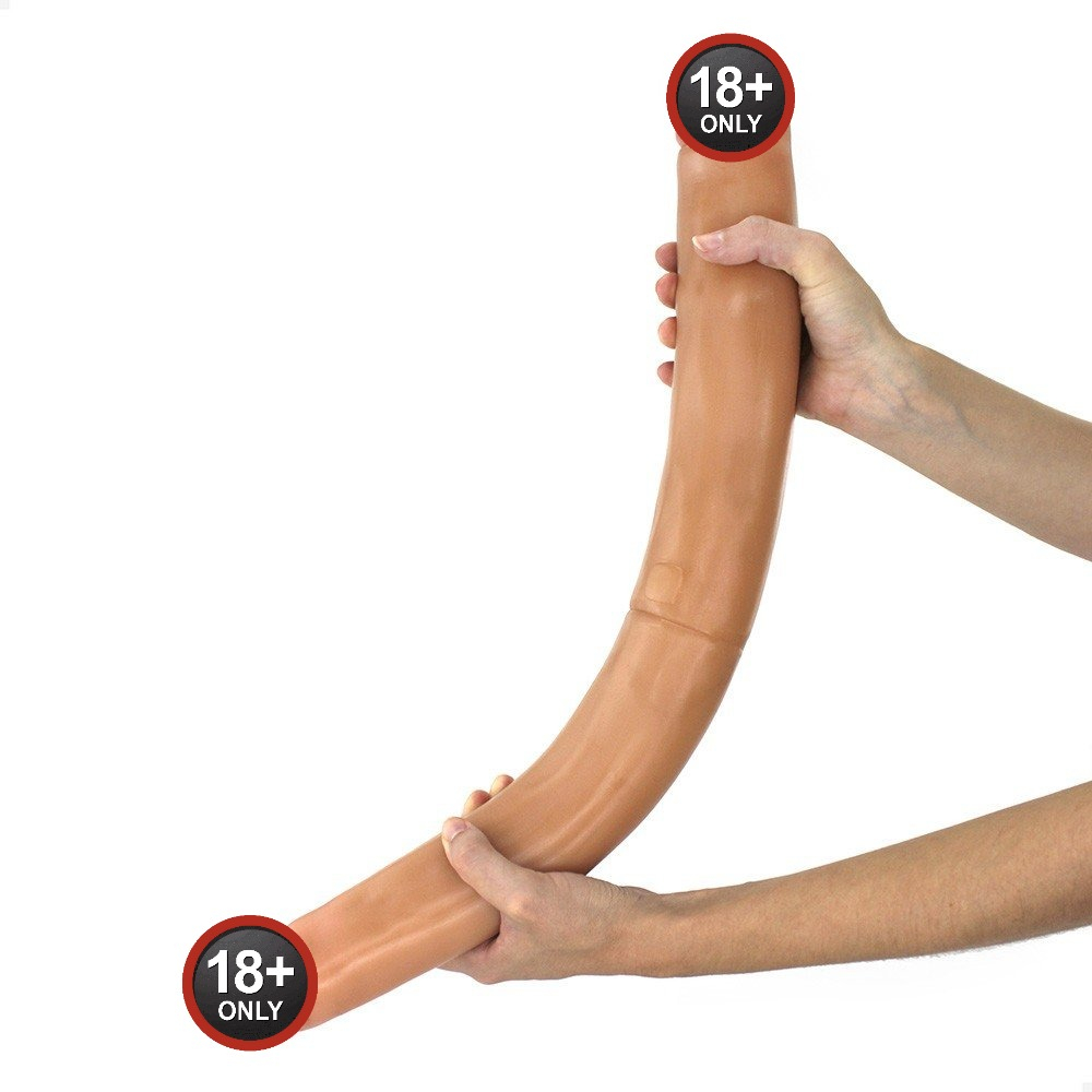 P�nis Gigante e Grosso Flex�vel Duas Pontas Duplex 60 x 6cm Bege sendo esticado por duas m�os, exibindo seu comprimento e flexibilidade