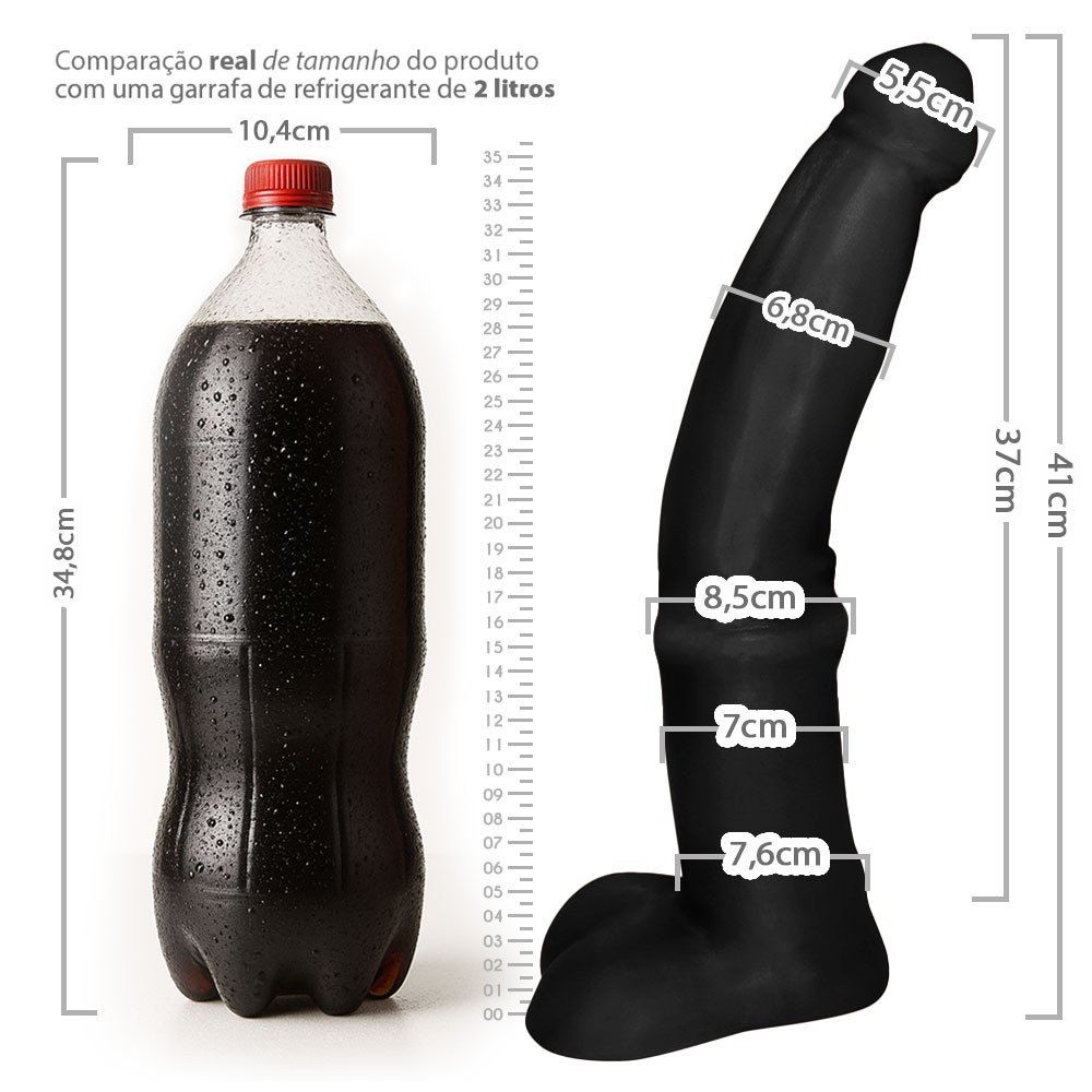 P�nis Gigante e Grosso Flex�vel com Escroto e Ventosa Minotauro em composi��o completa, destacando sua cor preta e material flex�vel