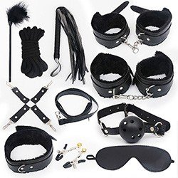 Kit Bondage 10: Mordaça, Venda, Coleira, Flogger, Algema e Mais 5 Itens em PU e Pelúcia Preto