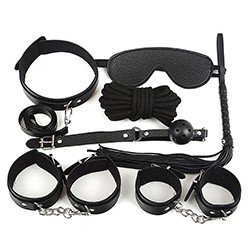 Foto do Produto Kit Bondage 6: Morda�a, Coleira, Chicote, Algema e Tornozeleira em PU (Imita��o de Couro) Preto