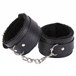 Algema com Pelúcia e Fivela, Corrente e Mosquetão em PU (Imitação de Couro) Preta